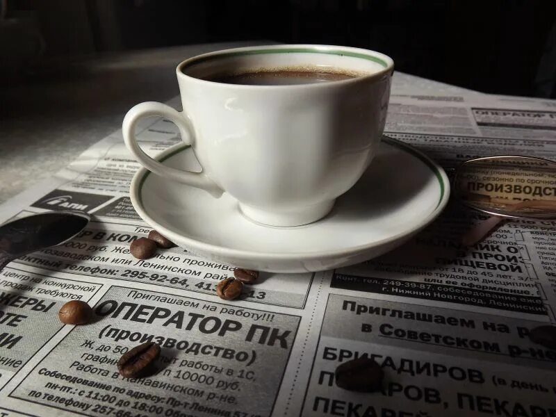 чашка кофе за компьютером. утро в офисе. чашка кофе на столе. чашка кофе и газета. кофе на столе.