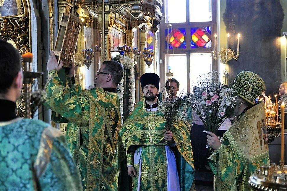 александр ваховский благочинный тихвинского. богослужение на радоницу в храме. храм победоносца в алексеевке. тихвинский храм в алексеевском фото. крещение в тихвинском храме в алексеевском.