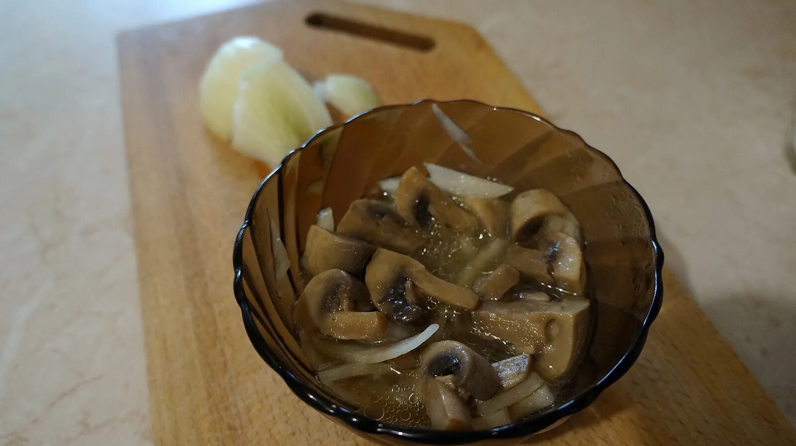 Грибы маринованные с луком. Грибы маринованные желтые. Маринованные грибы с луком и маслом. Маринованные белые грибы с луком.