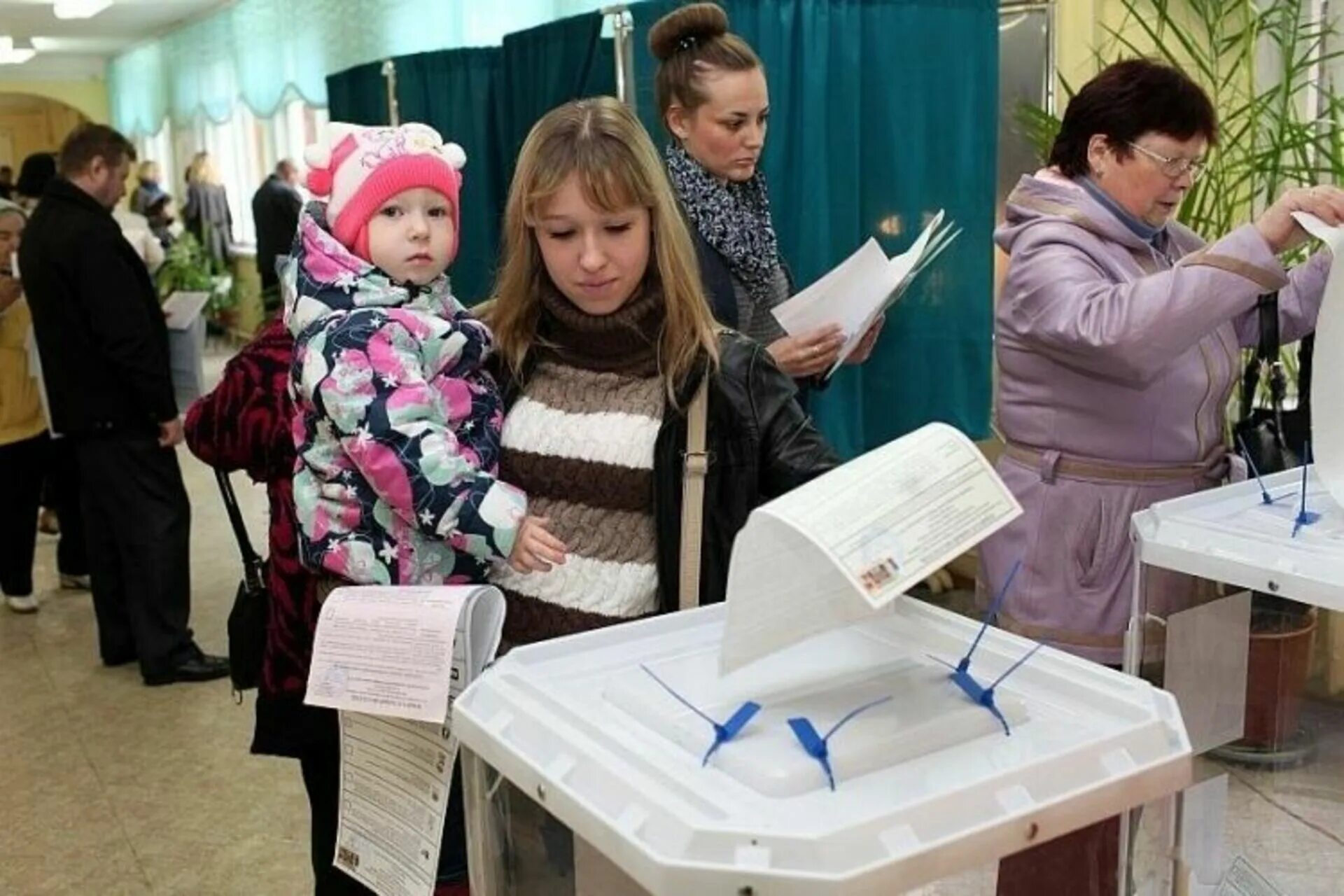 Голосование на выборах депутатов законодательного собрания. Выборы фото. Голосование фото. Выборы голосование фото. Выборы в России фото.