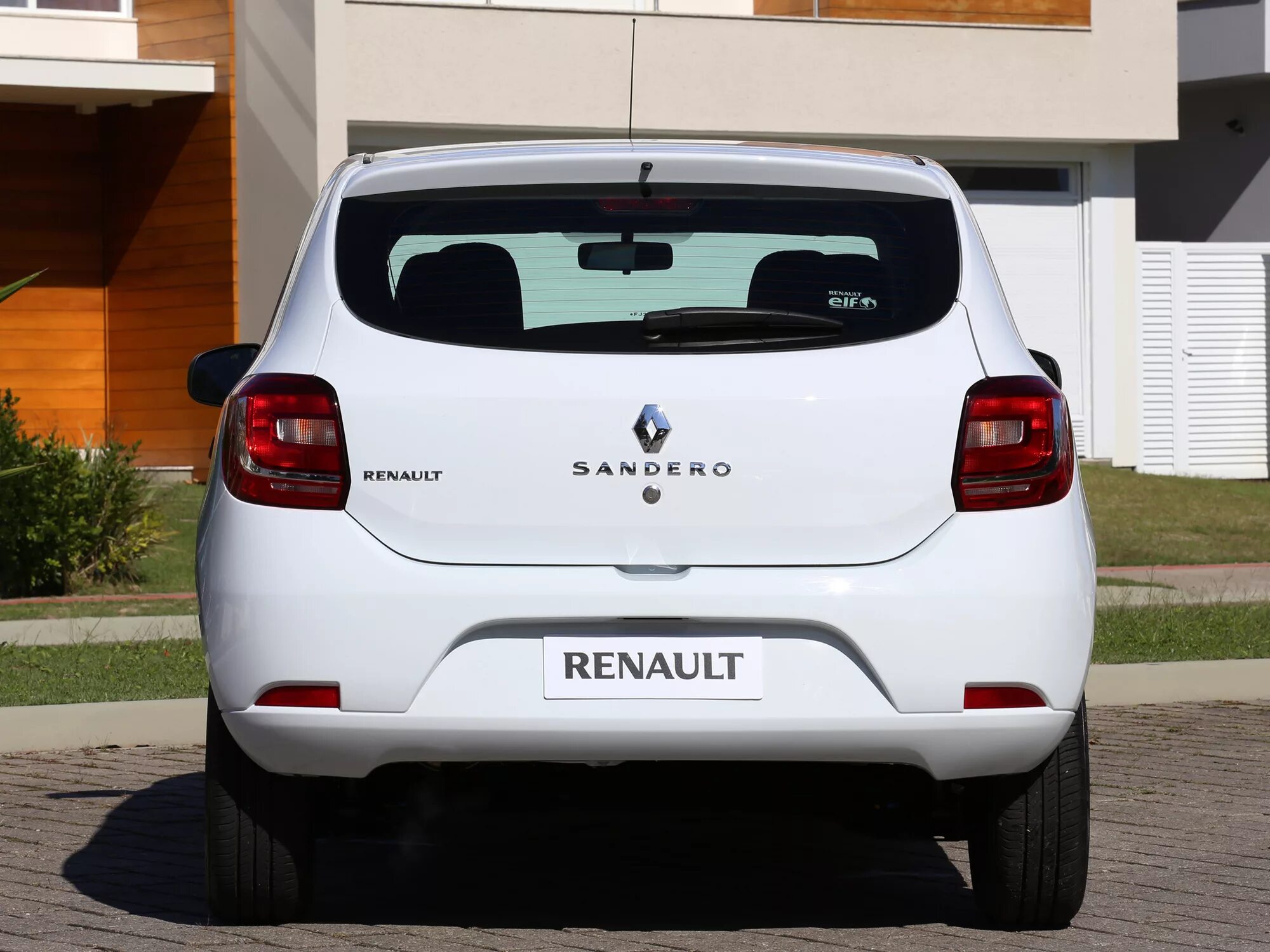 Renault sandero 2 поколения. Рено Сандеро 2 поколения. Рено Сандеро степвей 2 зад.