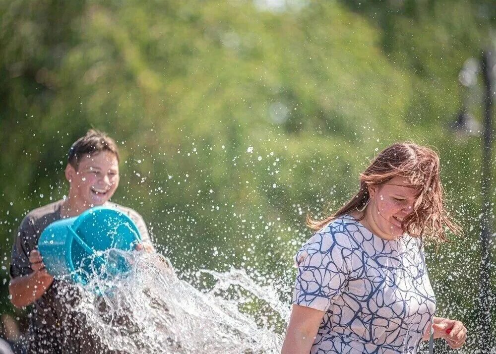 Мелстрой обливает водой за 5. Обливание водой. Обливание водой деревня.