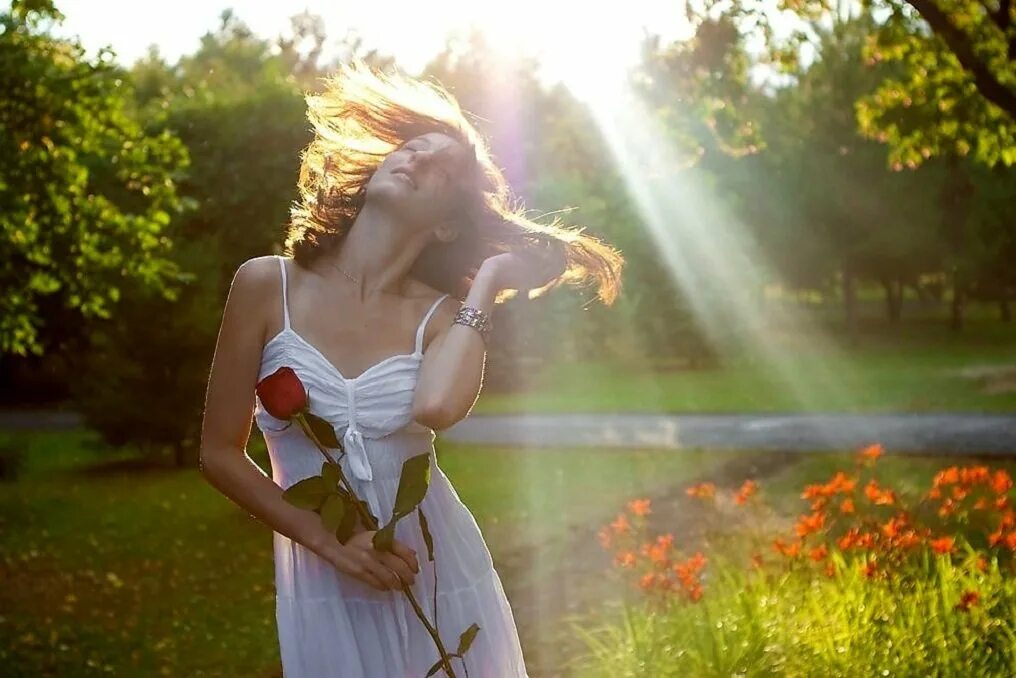 Песня где любовь живет там цветы. Наслаждение женщины. Девушка в солнечных лучах. Девушка нежность.