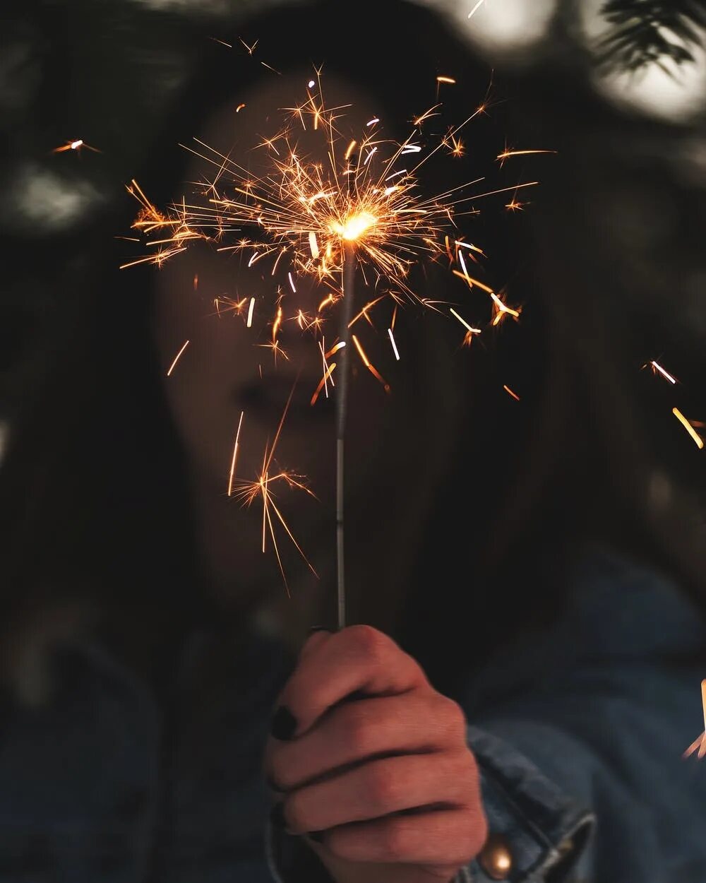 держит бенгальский огонь. люди с бенгальскими огнями. дквушка с бенгальским огнём. бенгальский огонь в руке. держит бенгальский огонь.