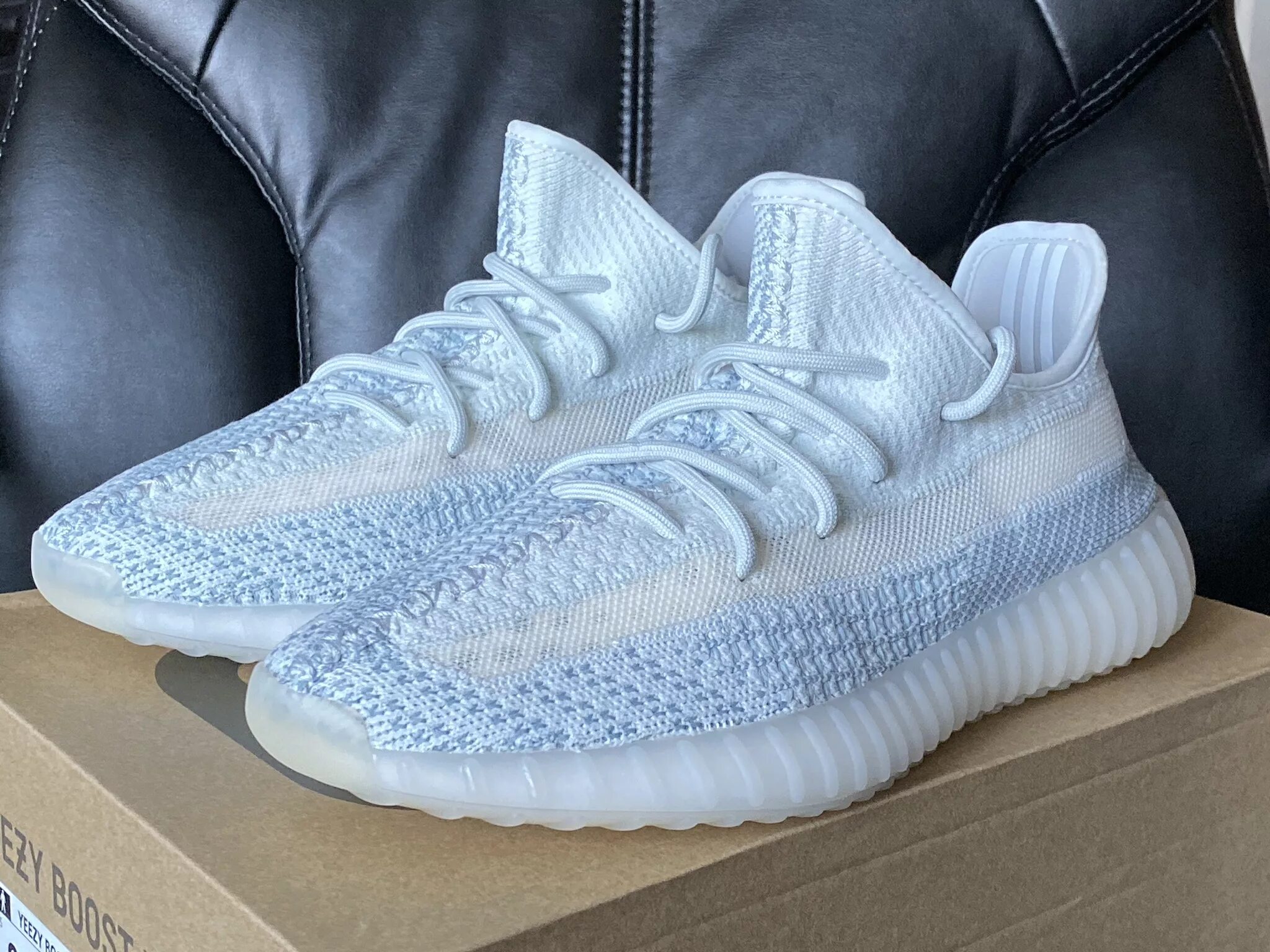 Кроссовки изи оригинал. Adidas Yeezy Boost 350 v2 cloud White. Adidas Yeezy cloud White. Adidas Yeezy Boost 350 White реплика. Adidas Yeezy Boost cloud.