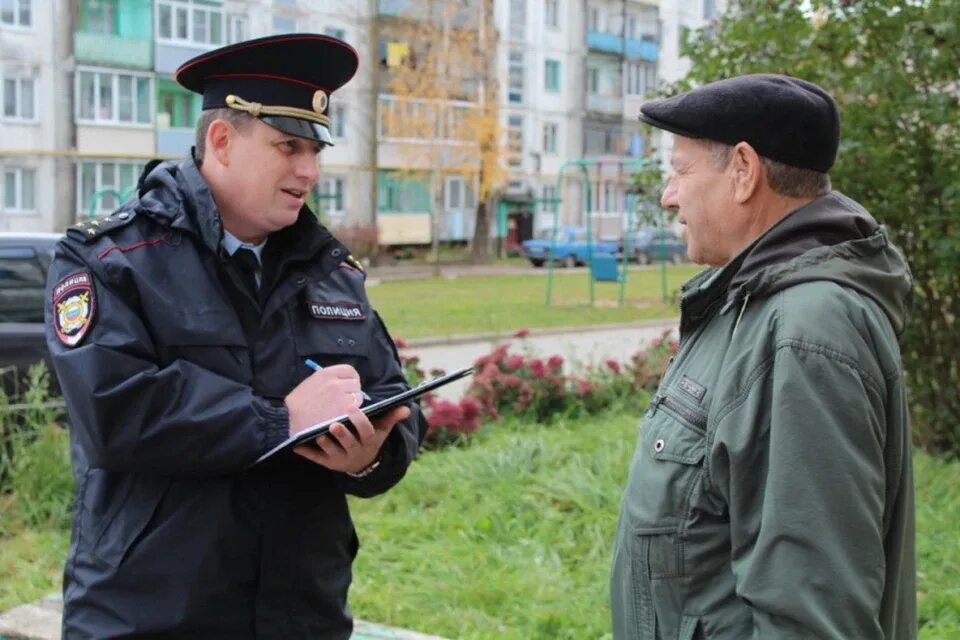 Беседа с участковым. Участкового уполномоченного полиции. Полиция и граждане. Общение полицейского с гражданами. Участковые уполномоченные полиции.