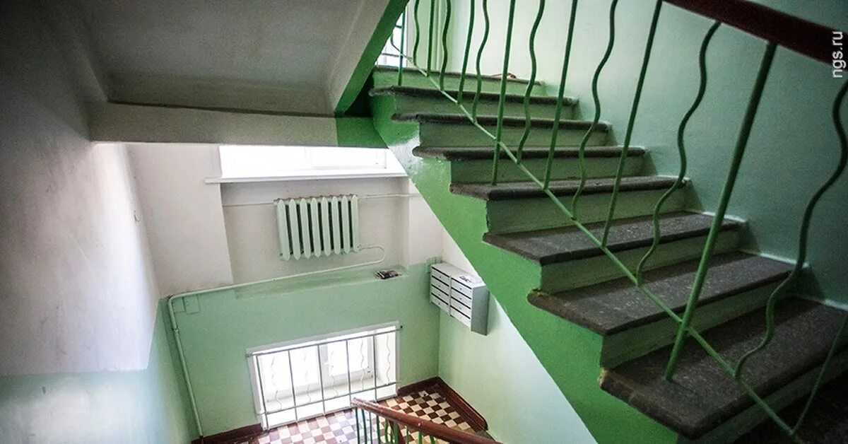 Лестничная площадка. Лестничная площадка в подъезде. Лестничная клетка в подъезде.