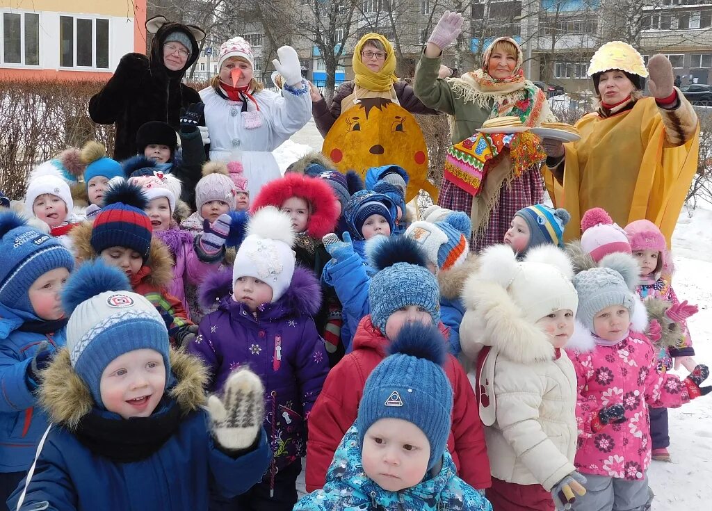 Цветок на шапку мальчику на масленицу. Масленица в детском саду. Праздник Масленица в детском саду. Фотоотчёт Масленица детский сад. Масленица в ДОУ фотоотчет.