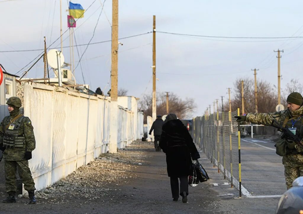 Мужчина в автомобиле. Человек на заднем сидении машины. Успешный мужчина. Парень сидит на машине. Мужчина бизнесмен.