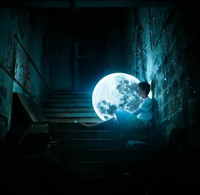 Люди ночи странные. Человек на Луне. Ночь Луна одиночество. Лунный свет в комнате. Луна мистика.