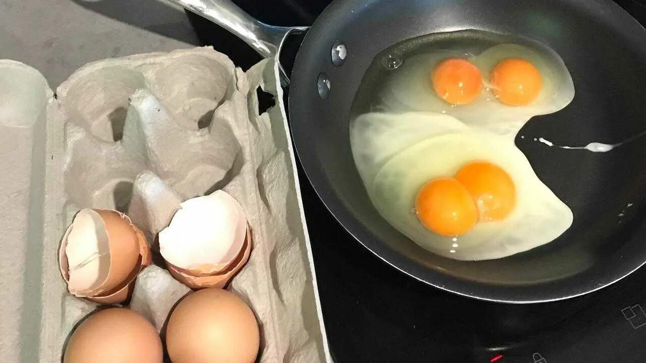 Зачем яйца в тесте. Яйцо с двумя желтками. Двойной желток в яйце. Внутри яйца две желтки. Завтрак из двухжелтковых яиц.
