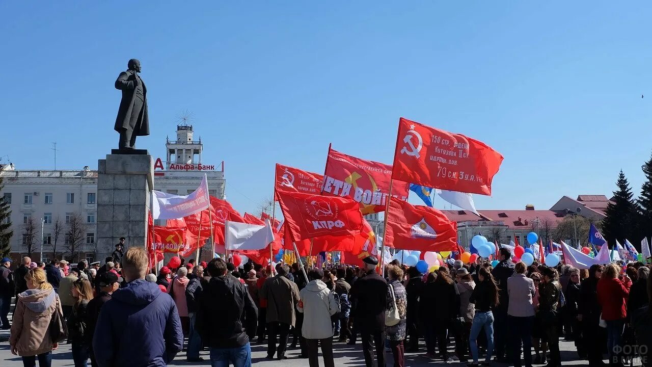 1 мая 46. Первомайская демонстрация. Демонстрация 1 мая. Первомайская демонстрация в Кургане. Первомайская демонстрация Калининград.