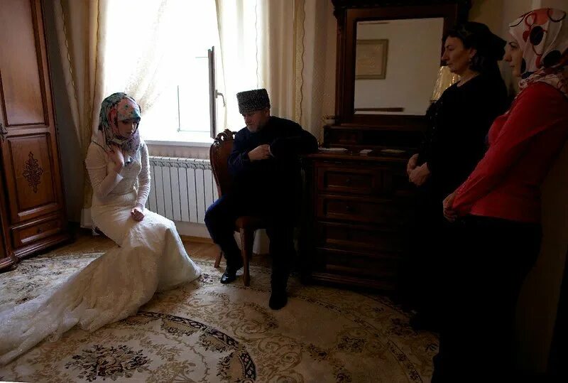 Чеченская свадьба мулла. Чеченские невесты. Первая брачная на Кавказе. Чеченки на свадьбе.