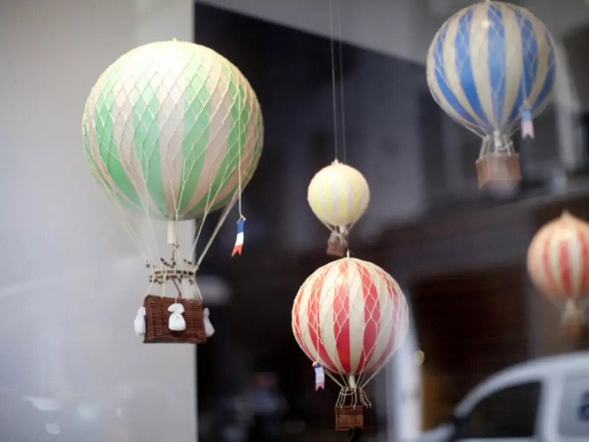 Воздушный шар поделка. Воздушный шар декорация. Декорация воздушный шар с корзиной. Елочная игрушка воздушный шар. Как сделать воздушный цвет