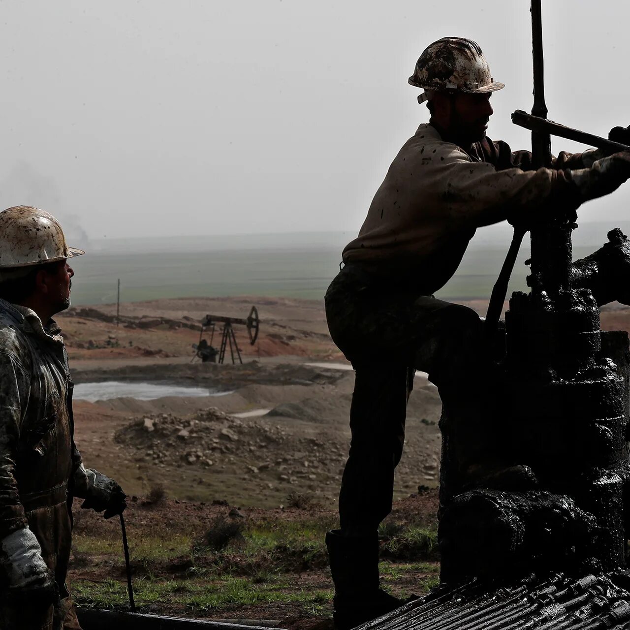 Конец эпохи нефти. Нефть конец. Фото до обнаружения нефти и после. Добыча газа. Нетрадиционные нефти запасы.