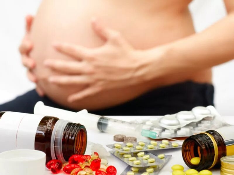 Беременная женщина и антибиотики. Беременная женщина пьет лекарства. Беременная с таблетками. Беременная с таблетками. Беременность и лекарства.