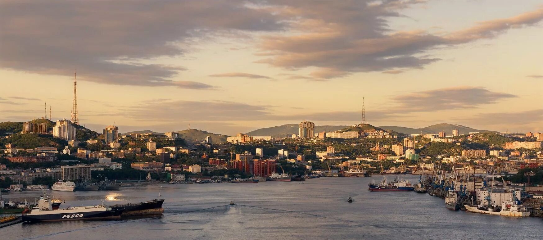Время владивосток махачкала. Владивосток панорама. Владивосток панорама города. Владивосток панорама улиц. Владивосток пейзажи.