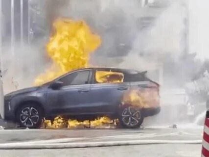 Китайский автомобиль загорелся на ходу