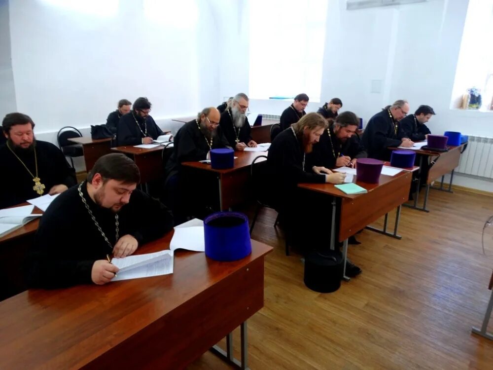Священнослужитель учится. Получить образование священника. Получить образование священника. Получить образование священника. Сретенская духовная академия библиотека.