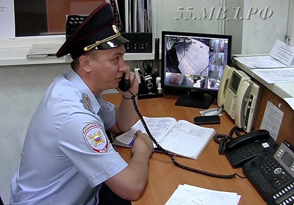 Дежурный отдела полиции. Дежурный полиции. дежурный полицейский. пульт дежурного полиции. полицейский дежурной части.