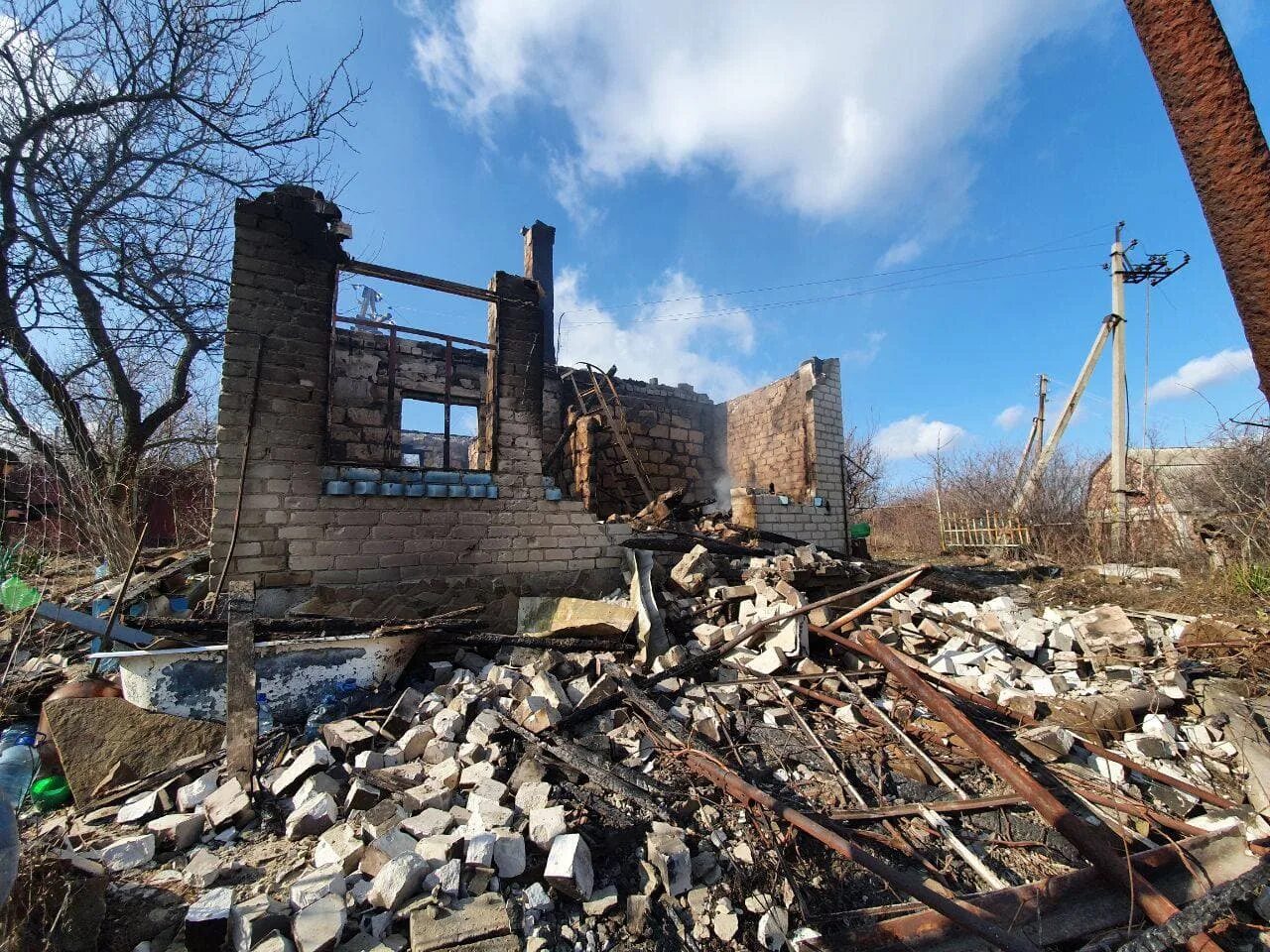 ВСУ на Донбассе 2022. Разбомбленный Донбасс мирные жители. Разрушенные здания Донбасс.