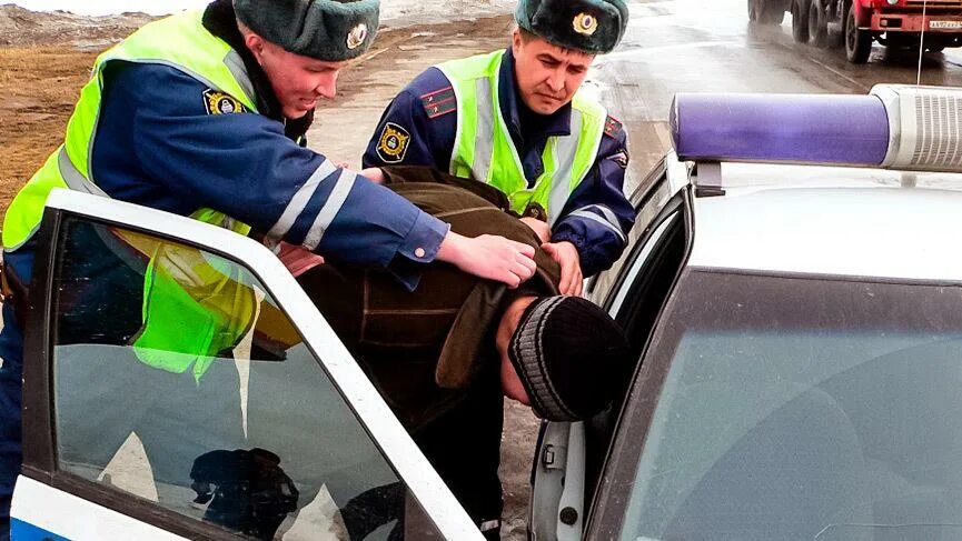 Задержания сотрудников дпс. Угонщики автомобилей задержаны. Сажают в полицейскую машину.