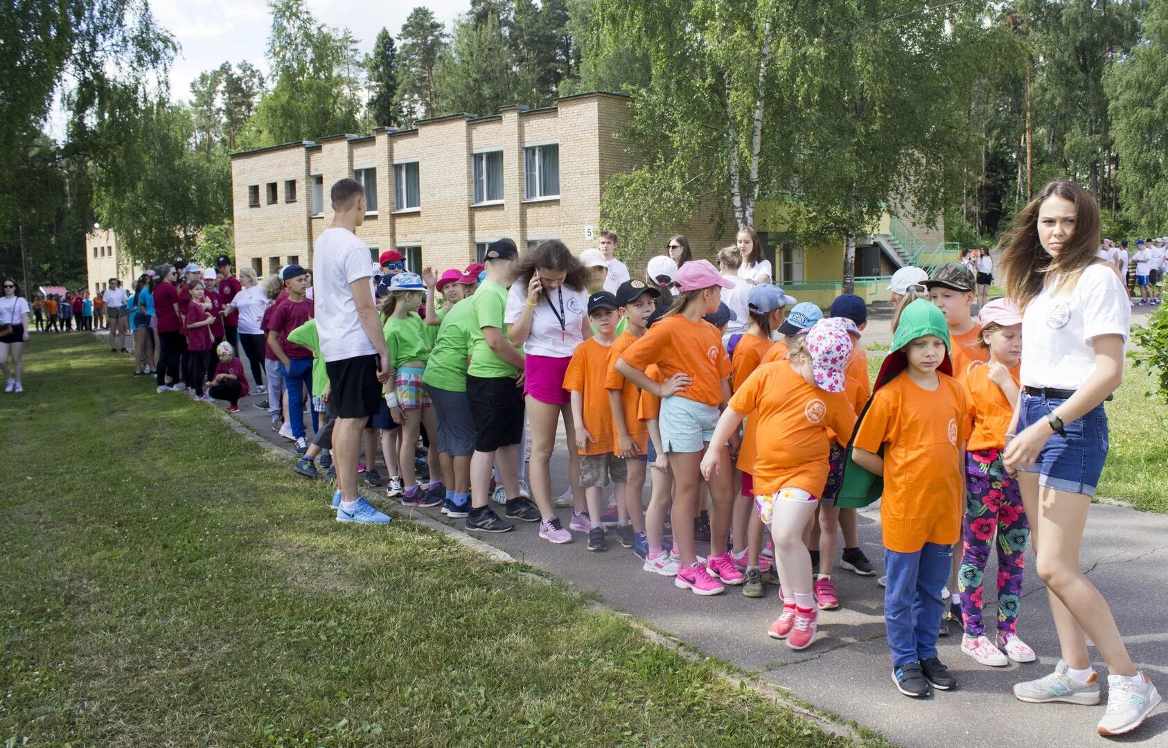 Отряд в лагере. Лагерь солнечный вожатые. Лагерь солнечный ставропольский край. Лагерь солнечный иркутск. Директор лагеря солнечный камышин.