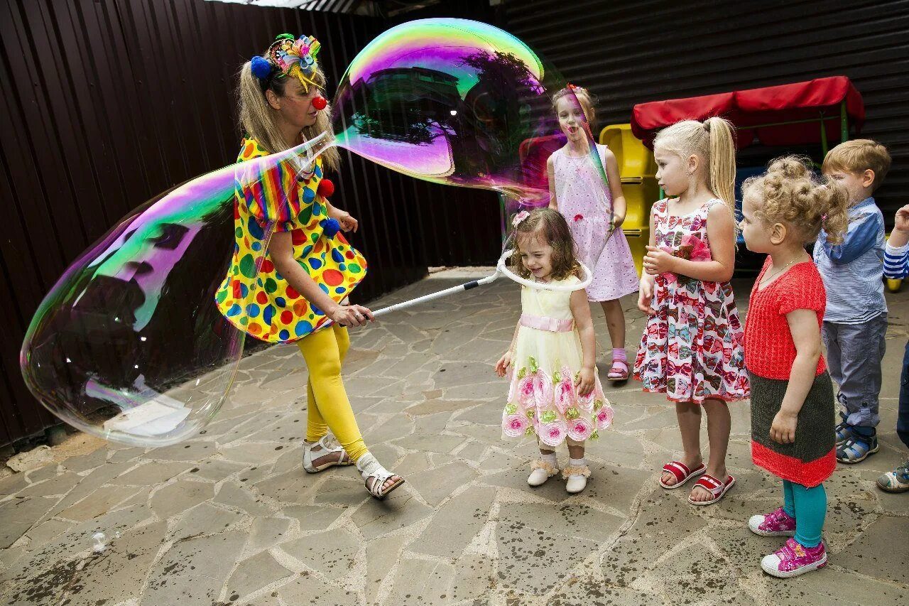 Детские аниматоры на день рождения. Аниматоры. Костюмы аниматоров для детских праздников. Аниматоры 12. Аниматоры для детей 10 лет.