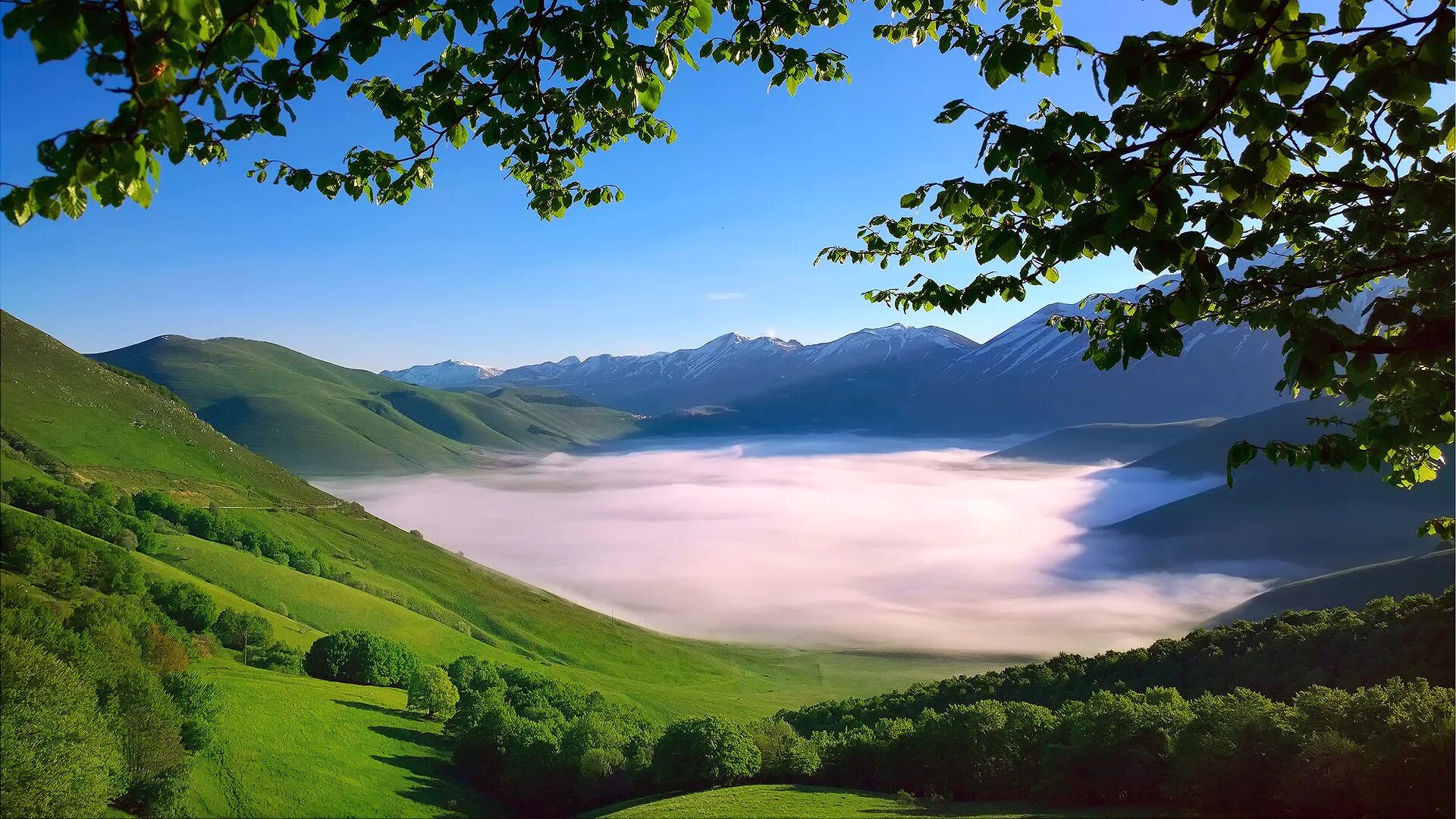 Апеннинские горы в Италии. Умбрия озера. Монти Сибиллини Италия. Грин Маунтин гора. Холм живая природа