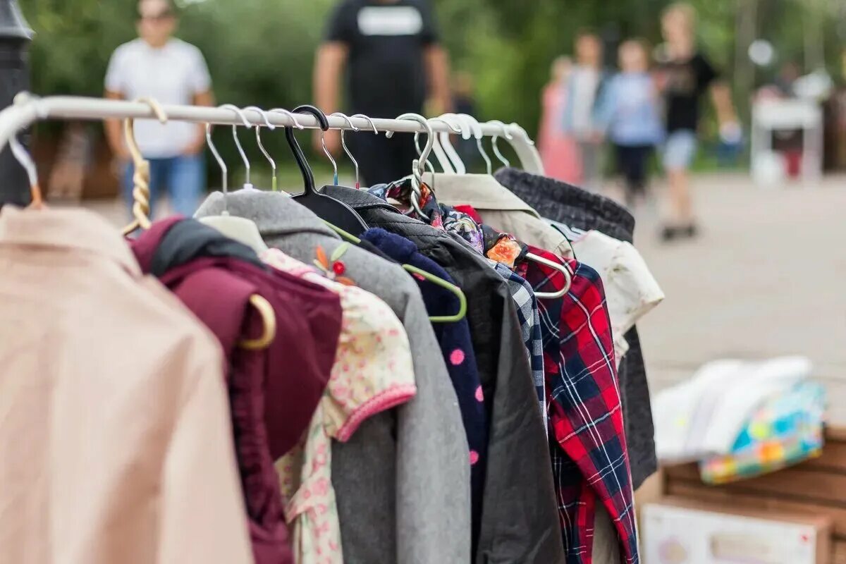 контейнер для сбора вещей. разбросанная одежда. барахолка одежда. инвентарь майнкрафт 1. склад вещей для малоимущих.