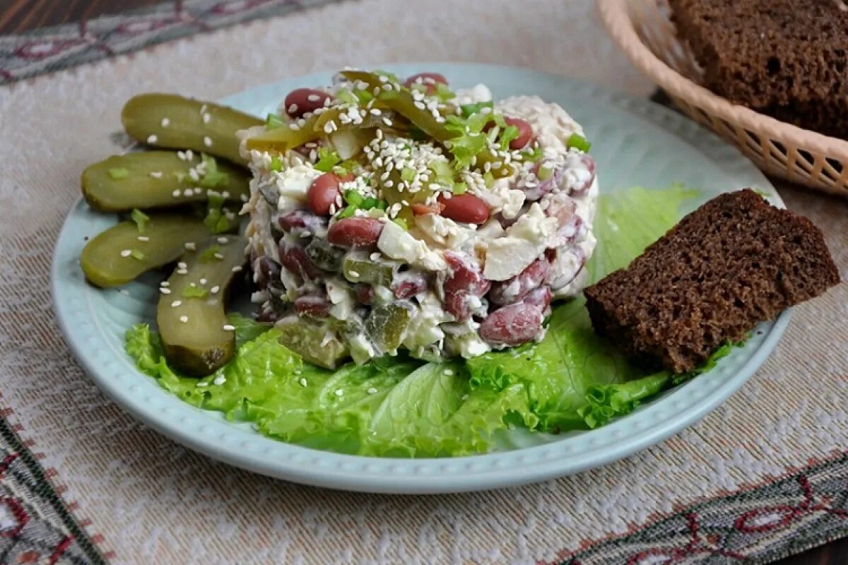 Курица яйца фасоль огурец. Салат фасоль. Салат с фасолью и курицей. Салат сытный с фасолью. Куриный салат с фасолью.