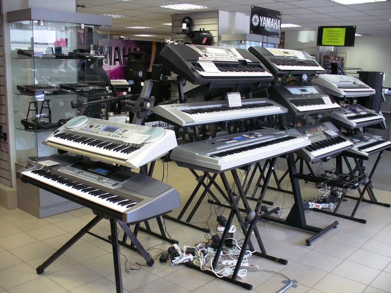 Продукция музыкального магазина. Комплект музыкального оборудования. Салон музыкальных инструментов. Музыкальная аппаратура для помещения. Музыкальные инструменты музыкальный магазин.