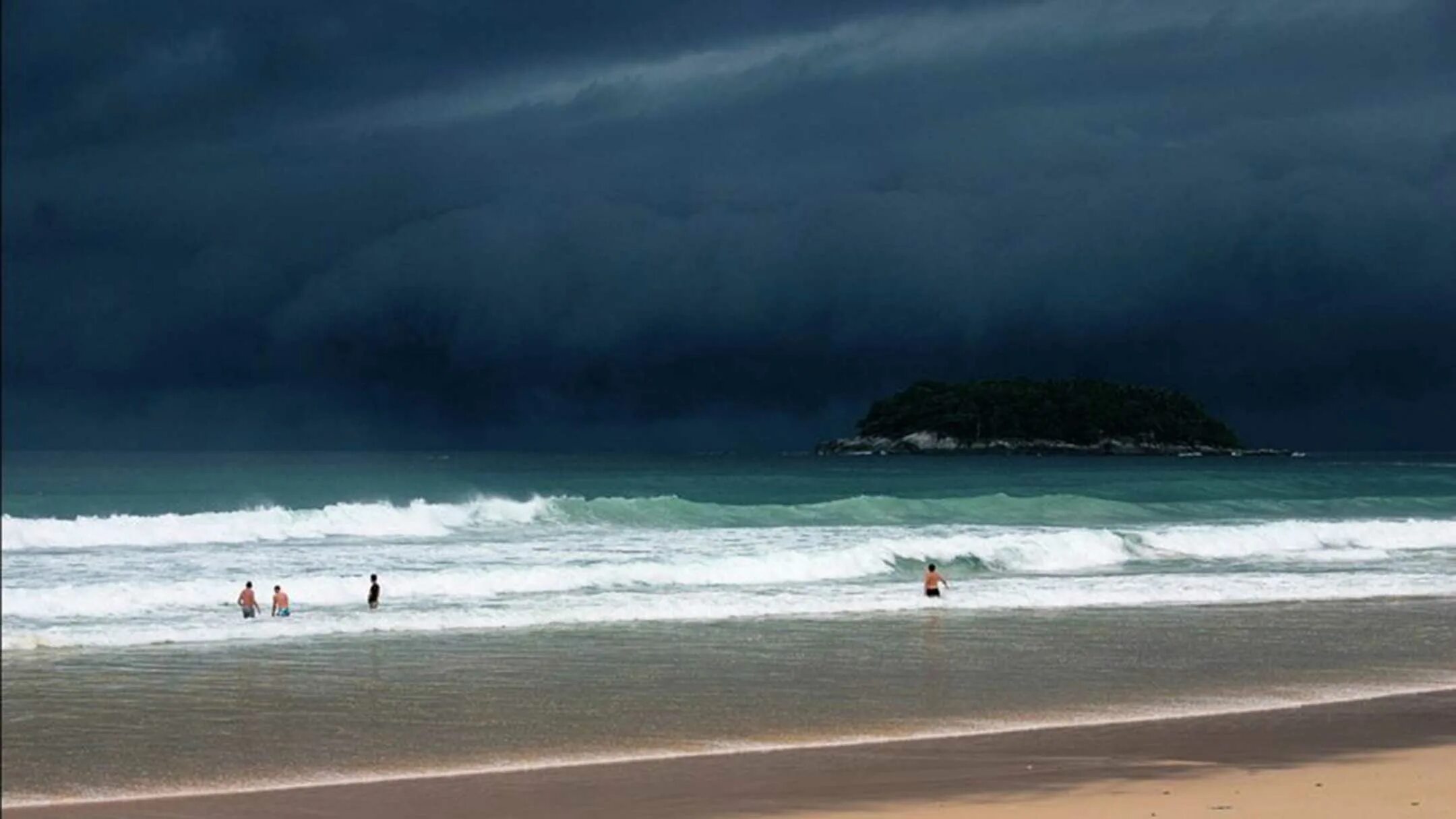 Погода в таиланде в июле. Тайланд пляж Карон. Климат на Пхукете. Таиланд, Пхукет, Андаманское море.