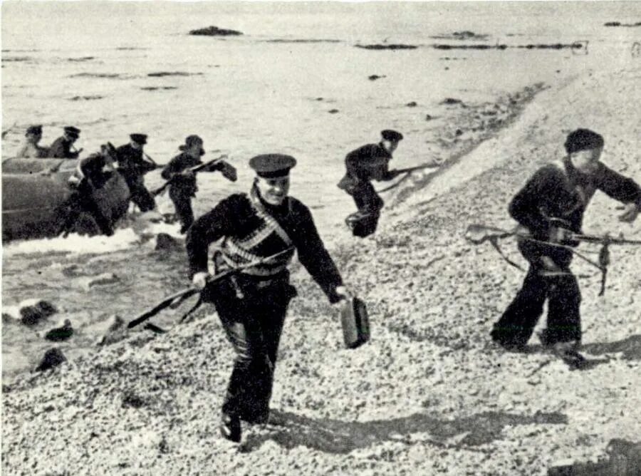 Высадка диверсантов. Десант малая земля 1943. малая земля новороссийский десант 1943. 1943 новороссийская операция малая земля. малая земля высадка десанта.