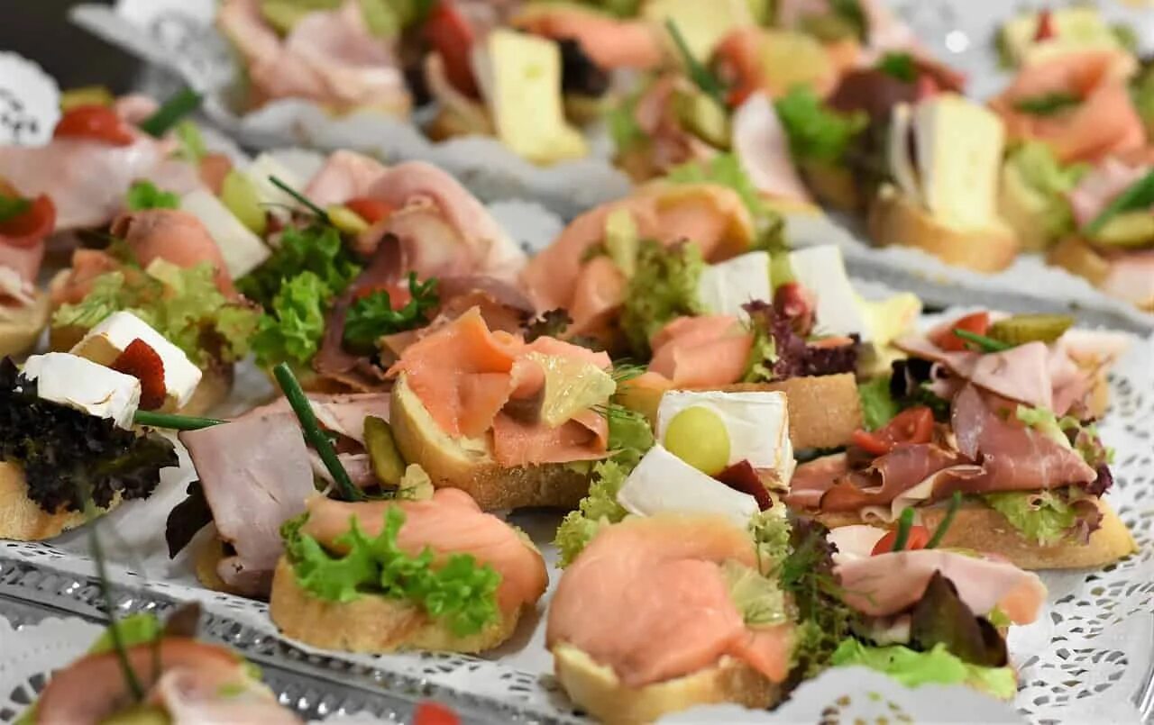 Закуски для фуршета. Закуска к шампанскому. Канапе из фруктов. Сладкие закуски. Закуски на праздник.