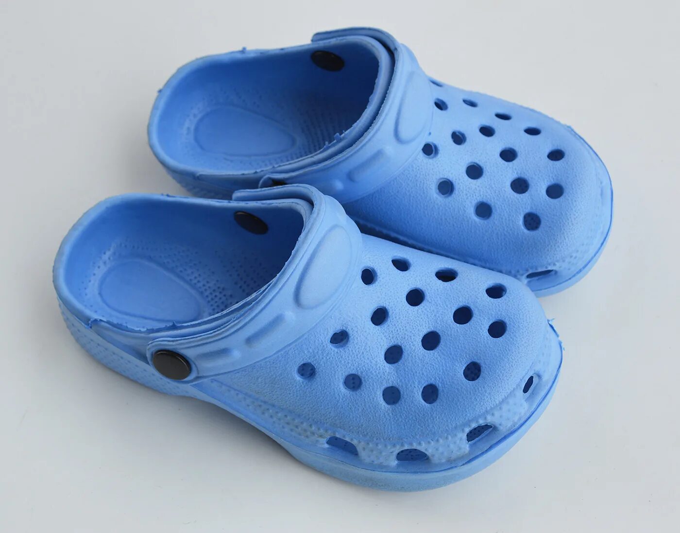 Пластиковая обувь купить. Тапки крокс лето 2023. Тапки ЭВА Crocs. Шлепки 2023 мода кроксы. Сланцы типа крокс ИЗИ.