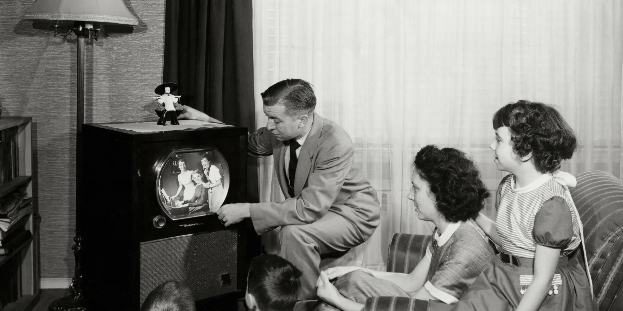 Появление телевидения. Первое Телевидение. Телевидение 1980. Телевидение в 1940 годы