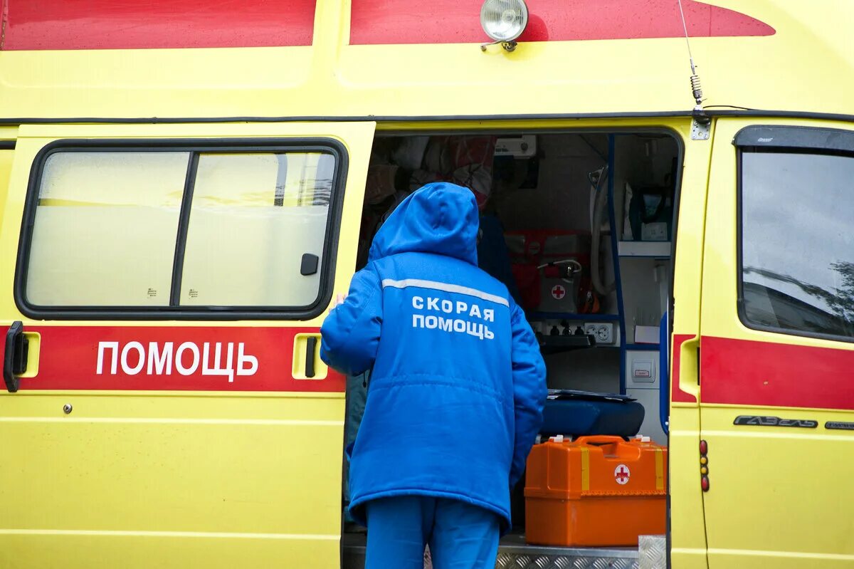 Жалобы на врачей скорой. Врачи скорой помощи фото. Кабина скорой помощи у водителя. Врач скорой помощи спиной. Врачи скорой помощи Владикавказ.