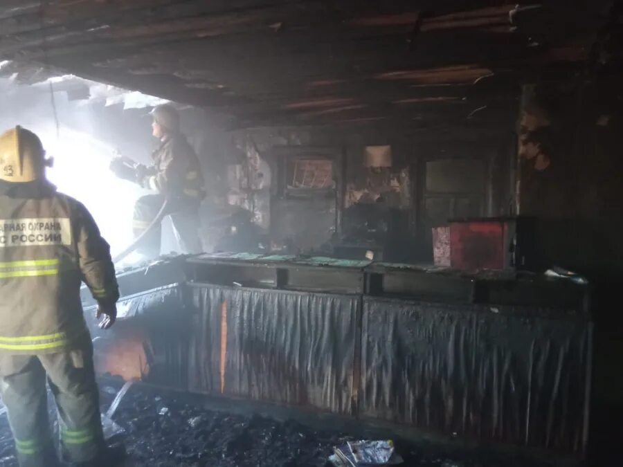 Пожар в Красноармейске Саратовской области. Пожар в Красноармейске Саратовской области сегодня. В Красноармейском районе сгорел дом. Пожар на почте.