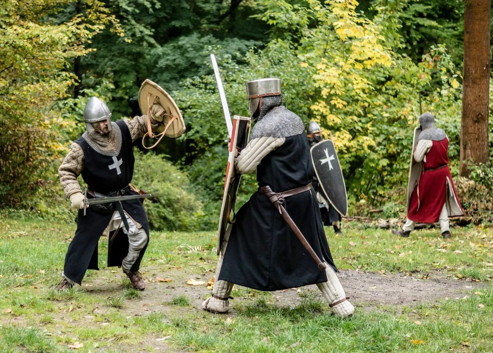 Рыцарь с щитом и мечом. Средневековые рыцарские имена. Рыцарь являться. Рыцарь являться. Рыцарский турнир средневековой англии.