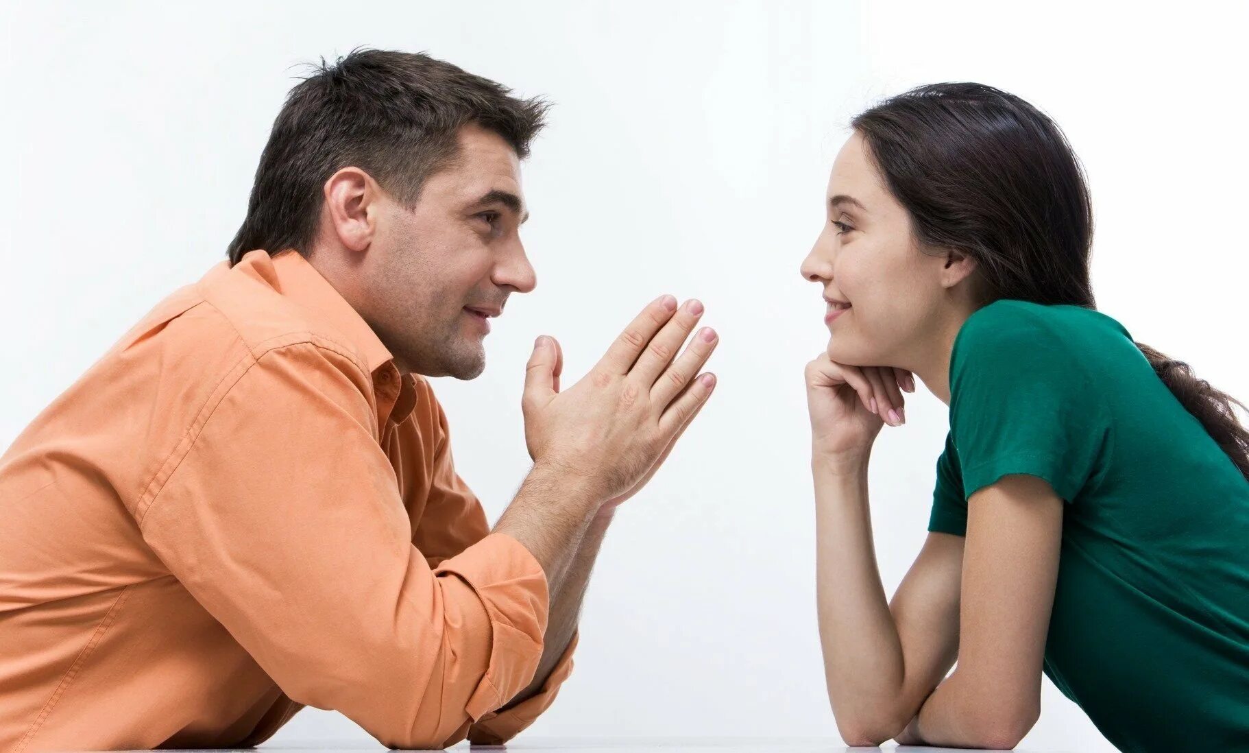 Мужчина просит помочь. Разговор между мужчиной и женщиной. Общение людей. Взаимопонимание в общении. Беседа мужчины и женщины.