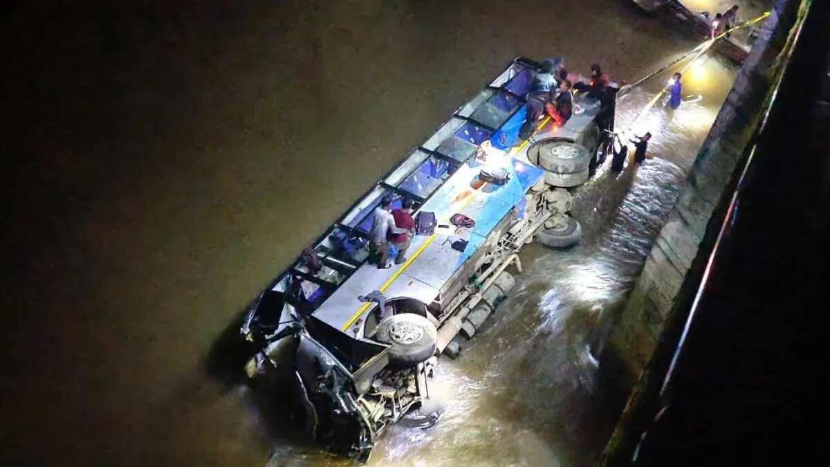 Новости про автобус упавший в воду. Автобус упал в реку с обрыва. Новости про автобус упавший в воду. Avtobus upal w reku. Автобусмв мреку.