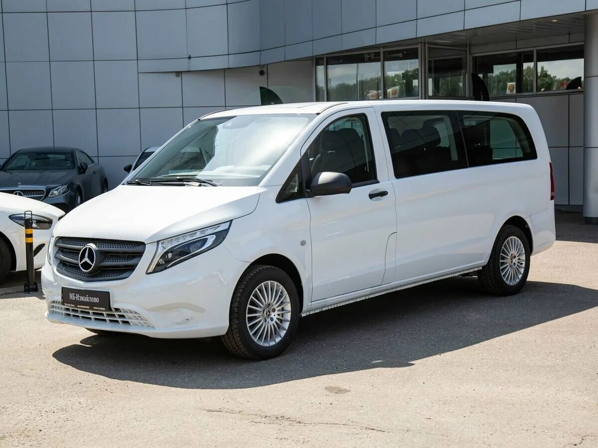 Белый микроавтобус. Микроавтобус мерседес спринтер белый. Мерседес спринтер белый. Мерседес спринтер белый. Минивэн мерседес белый.