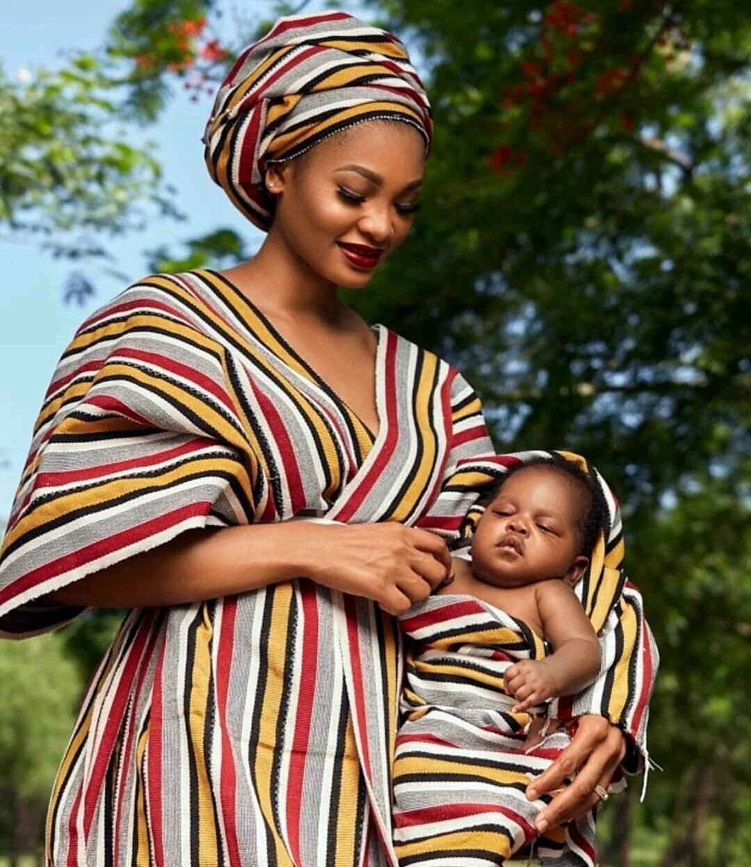 Дочь камеруна. Афро мама. Africa mom. Младенец за спиной африка. Мамки из африки.
