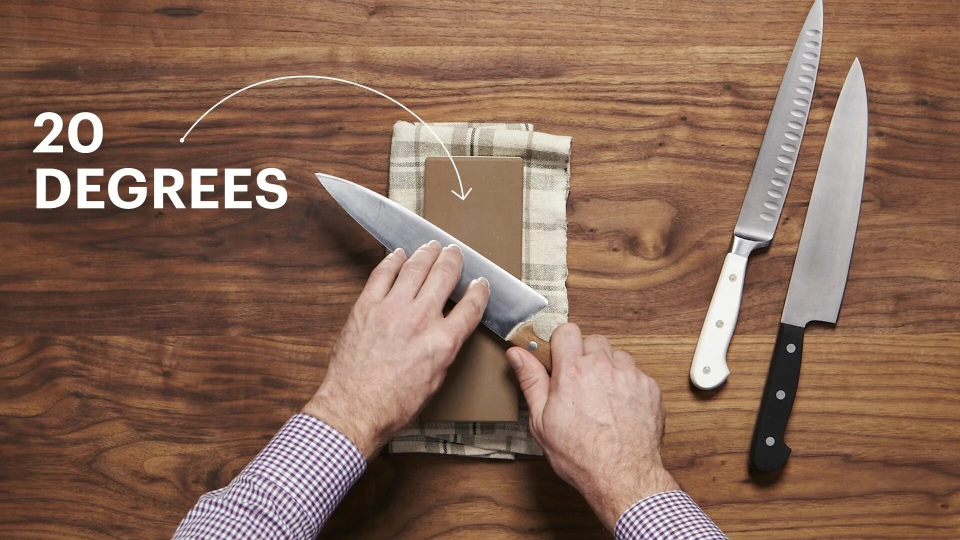 Рука точит нож. How to sharpen a Knife. Knife before and after Sharpening. Sharpening a Knife on a newspaper.