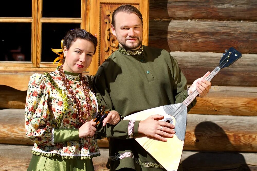 Играющий на балалайке как называется