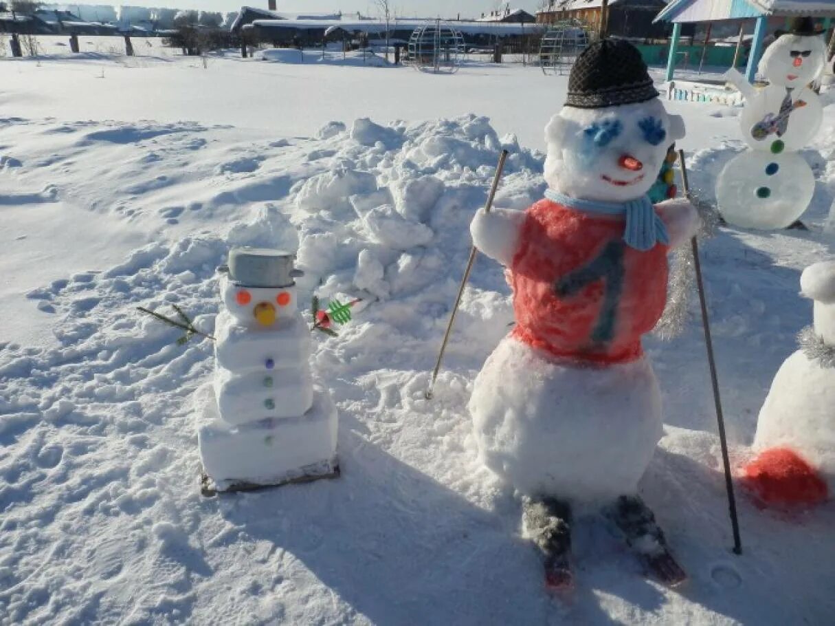 Снеговик на участке детского сада. Снеговик из снега для детского сада. Постройки из снега в детском саду. Зимние постройки. Снежные фигуры для детского сада.