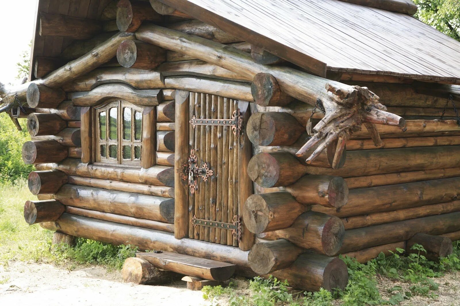 Купить старую баню. Деревянные постройки. Старинный сруб. Старый дом из бревна. Изба деревянная из бревен.