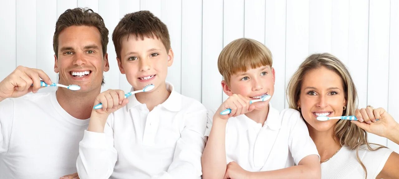 Три стоматолога. Зубная паста Dental Care Family. Семья с красивыми зубами. Здоровая улыбка для всей семьи. Семья с зубными щетками.