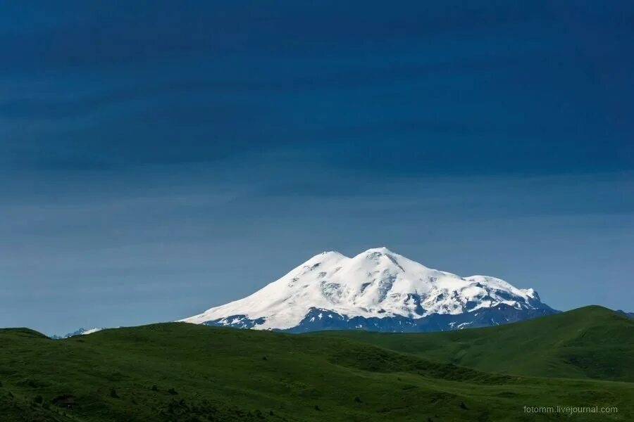 2 по высоте гора в россии. Гора Эльбрус. Самая высокая гора Кавказа Эльбрус. 2. Кавказ. Гора Эльбрус. Гора Эльбрус 5642 метра.